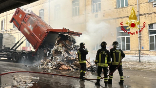 Chiaravalle - Compattatore in fiamme, bruciano cartoni alla storica "Manifattura"